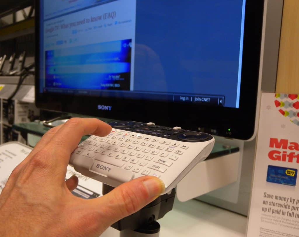 how to use a keyboard on a smart tv