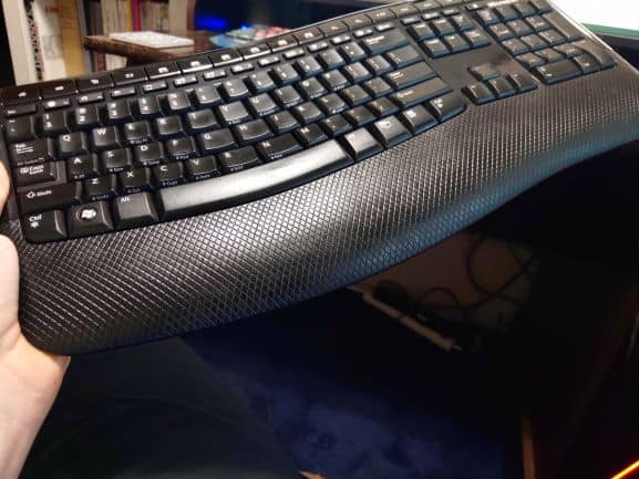Microsoft Wireless Ergonomic Keyboard 5000 very comfortable wrist rest